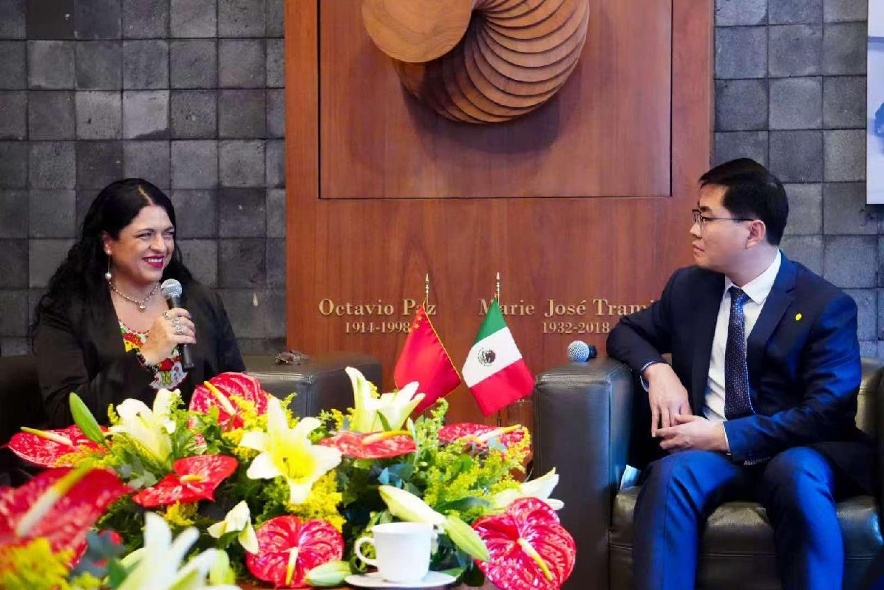 墨西哥城市政府旅游局局长亚历杭德拉&middot;弗劳斯托&middot;格雷罗女士与徐振涛副局长亲切交谈2月13日上午